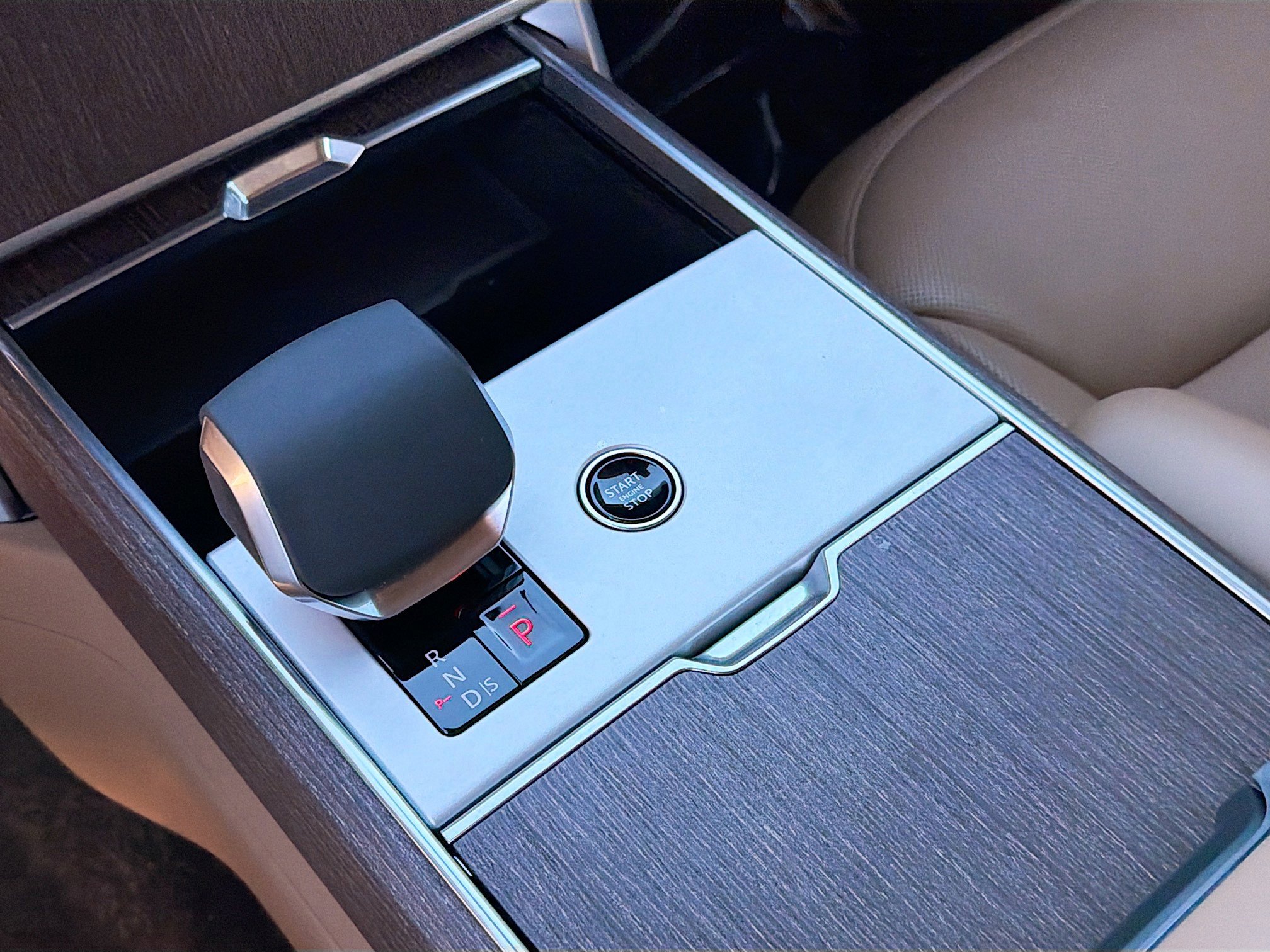 Used 2025 Land Rover Range Rover SE image 28