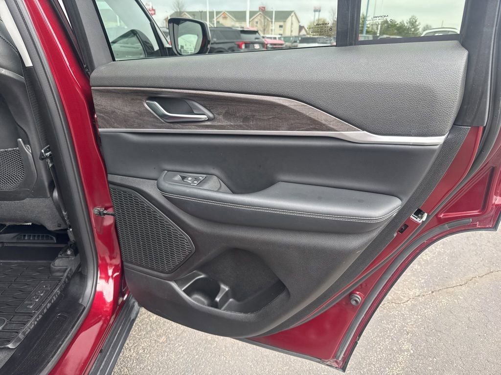 Used 2023 Jeep Grand Cherokee Limited w/ Black Appearance Package image 39