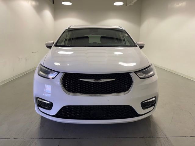 Used 2023 Chrysler Pacifica Touring-L image 2