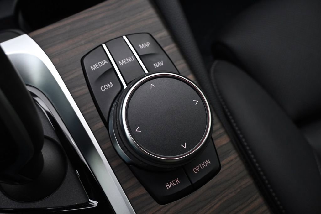 Used 2023 BMW 540i w/ Convenience Package image 35