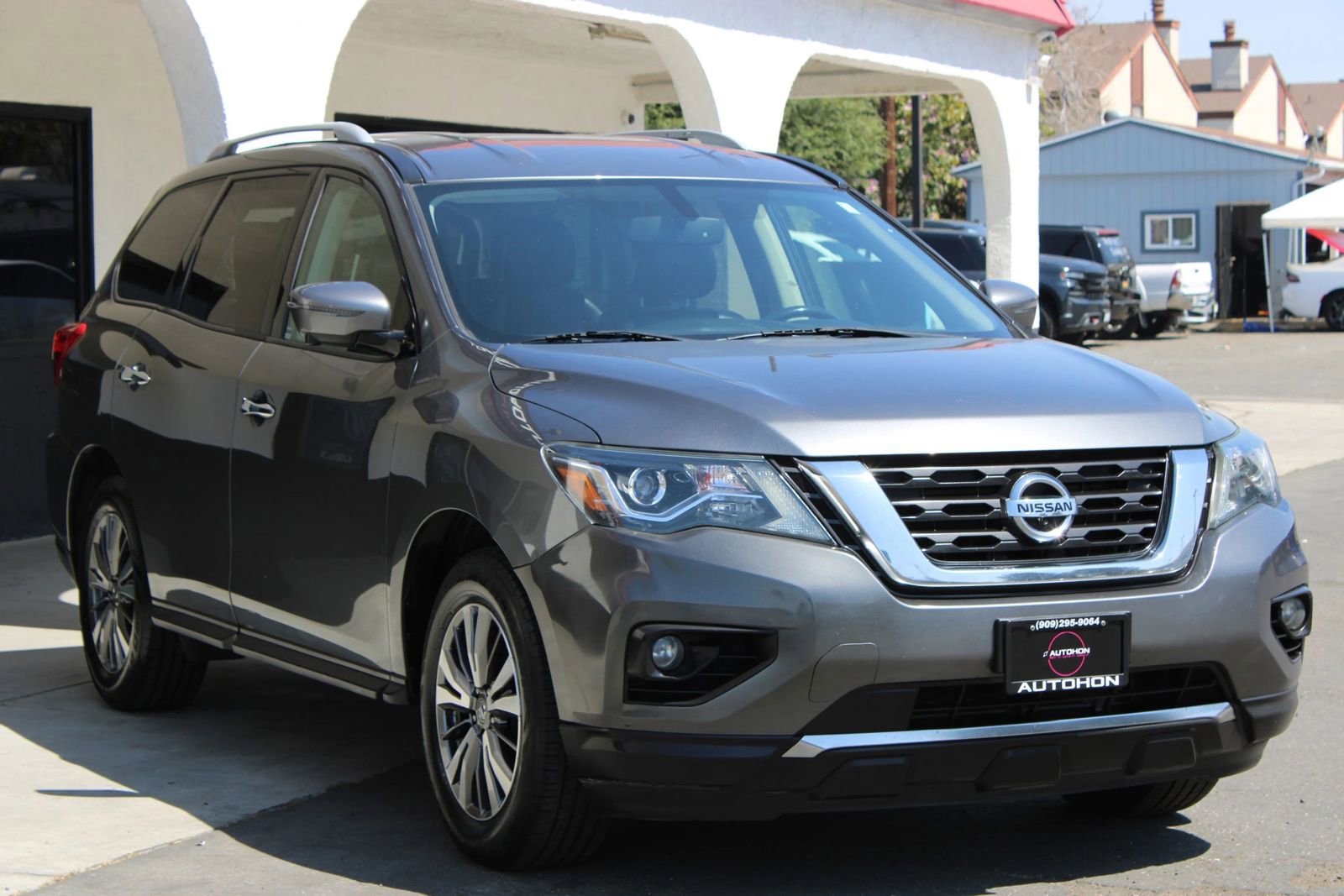 Used 2019 Nissan Pathfinder SL image 2