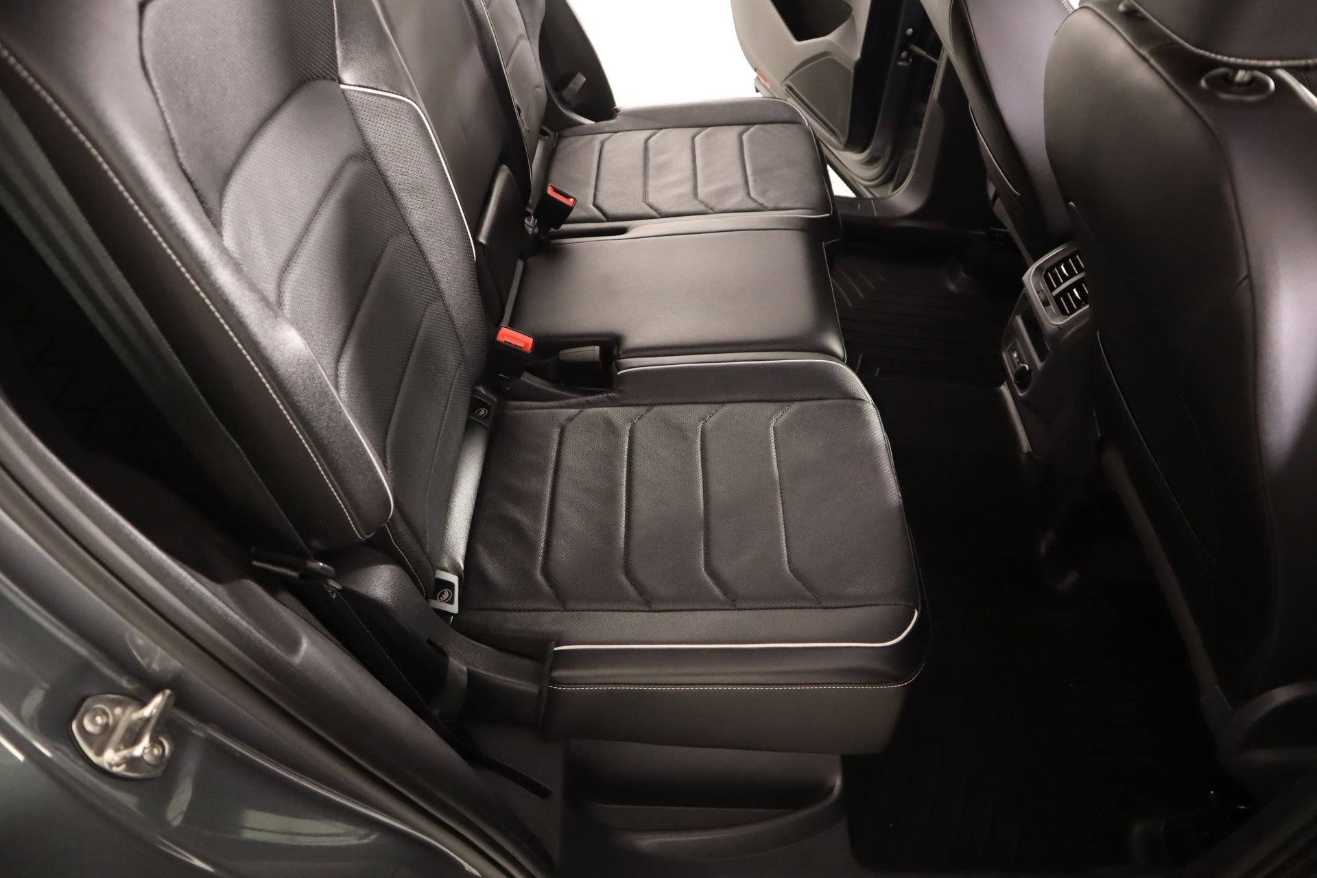 Used 2024 Volkswagen Tiguan SEL R-Line image 14