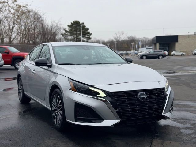 Used 2024 Nissan Altima 2.5 SV image 3