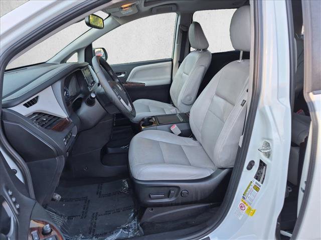 Used 2019 Toyota Sienna Limited Premium FWD image 17