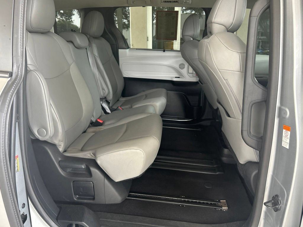 Used 2025 Toyota Sienna XLE FWD image 29