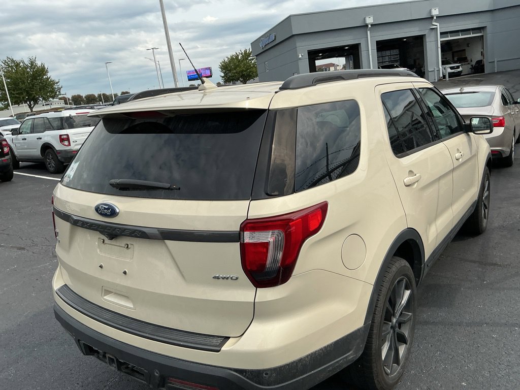 Used 2018 Ford Explorer XLT w/ XLT Appearance Package AWD/4WD image 12