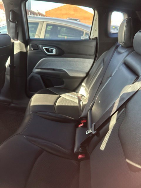 Used 2025 Jeep Compass Latitude w/ Sun & Sound Group AWD/4WD image 9