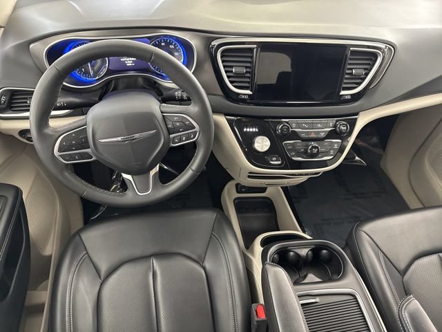 Used 2023 Chrysler Pacifica Touring-L FWD image 28