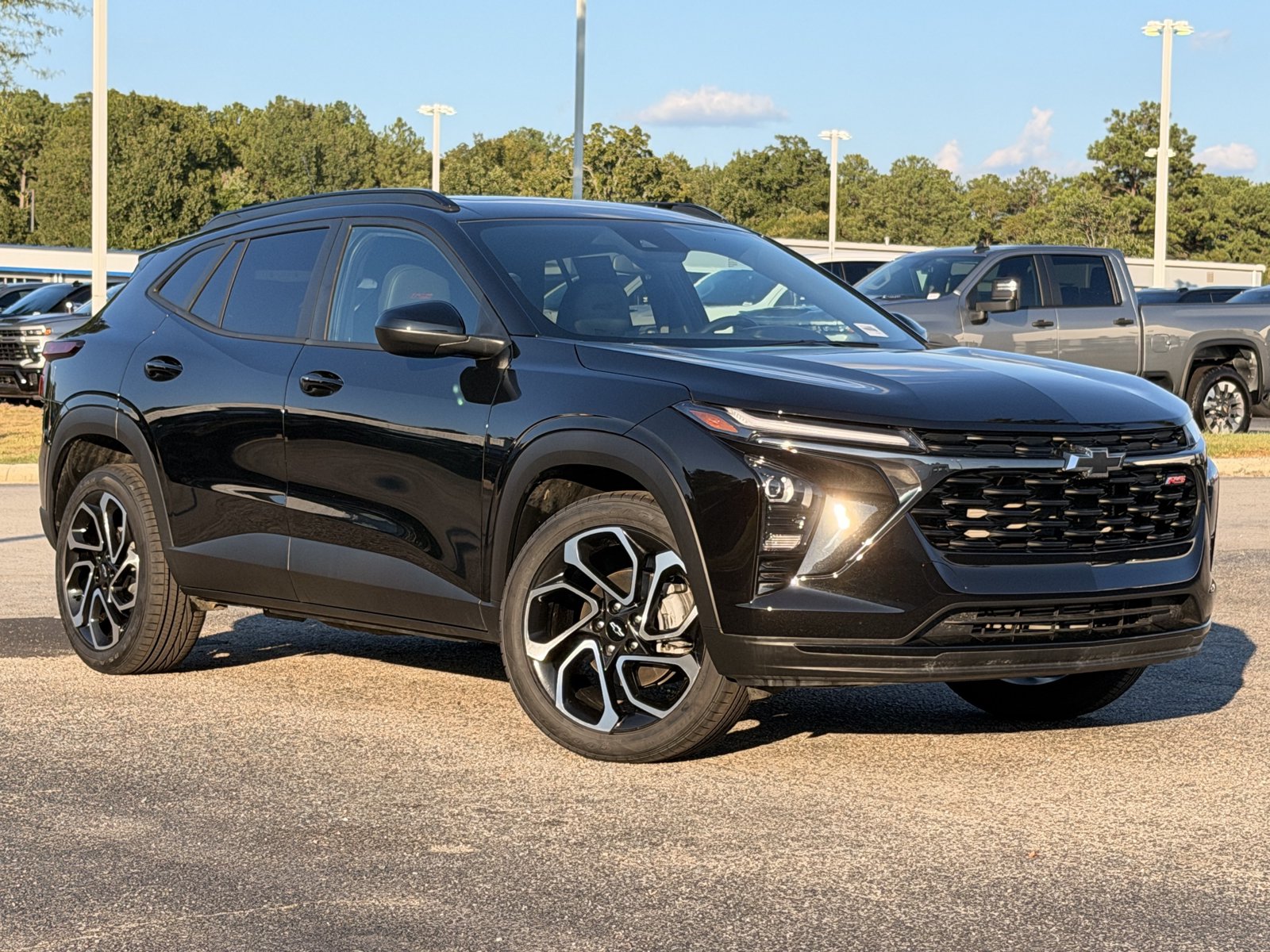 Used 2025 Chevrolet Trax RS w/ Sunroof Package FWD image 2