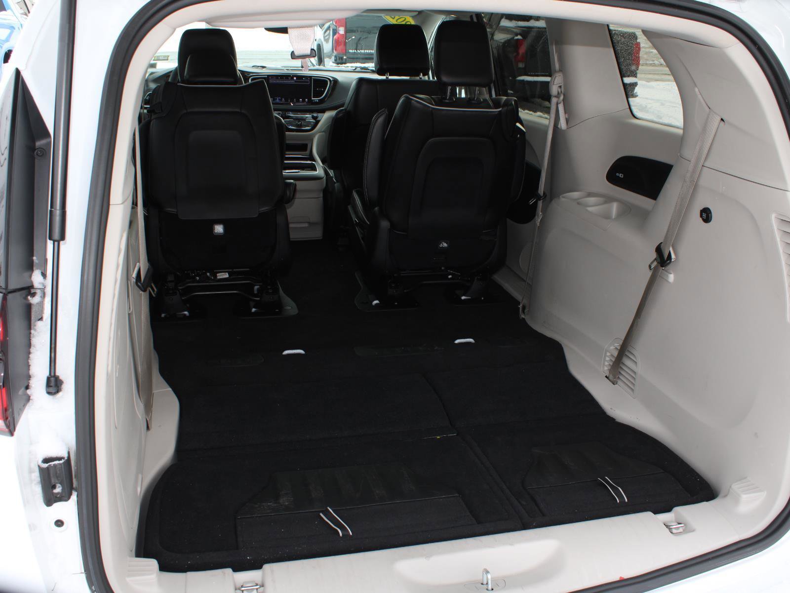 Used 2023 Chrysler Pacifica Limited image 8