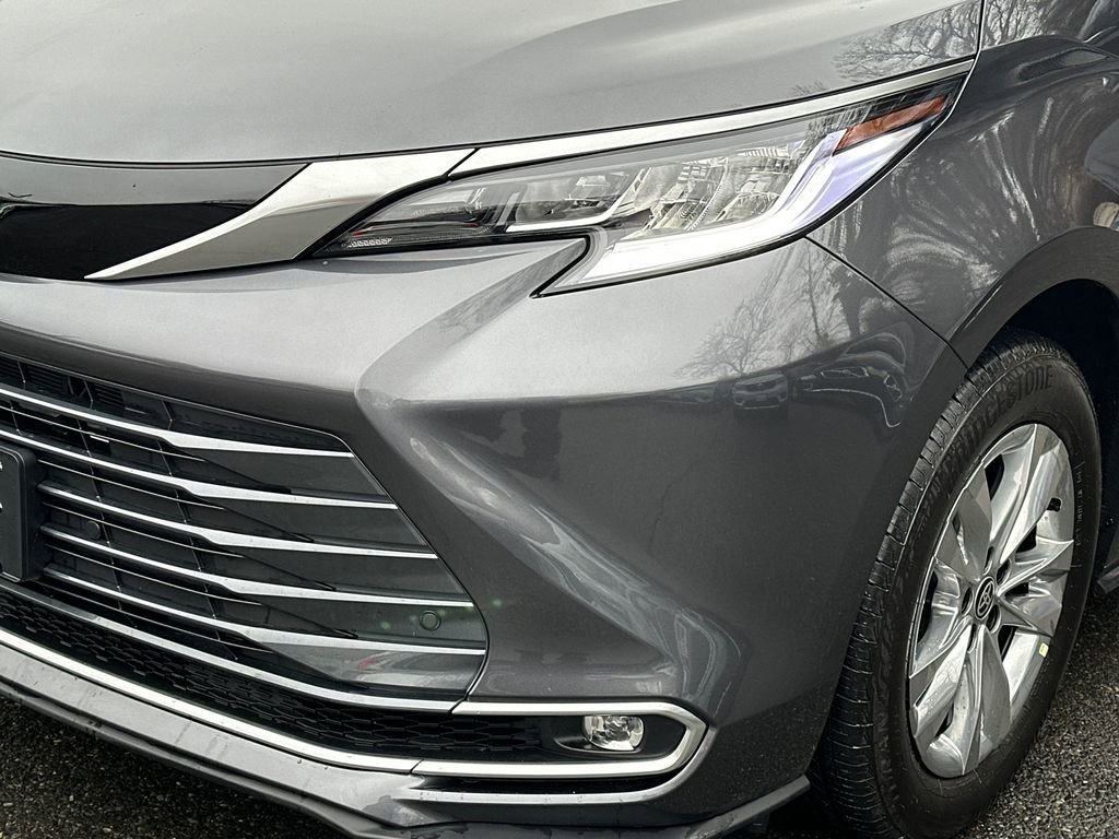 Used 2025 Toyota Sienna Limited image 11