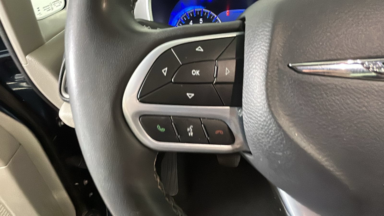 Used 2023 Chrysler Pacifica Touring-L FWD image 17