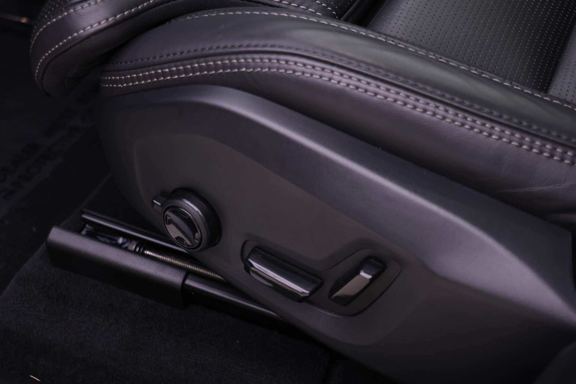 Certified 2023 Volvo XC60 B6 Ultimate w/ Protection Package Premier image 19