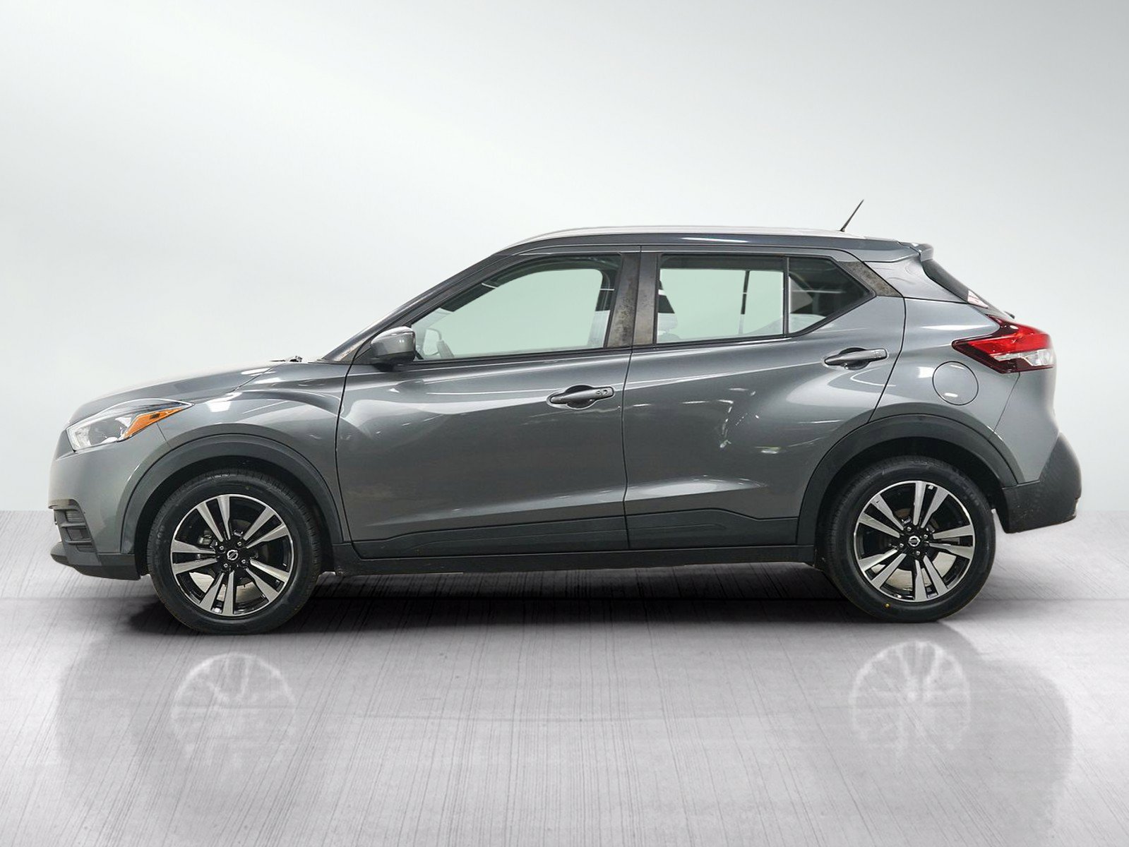 Used 2019 Nissan Kicks SV FWD image 2