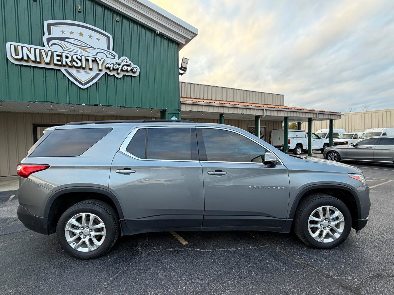 Used 2020 Chevrolet Traverse LT FWD image 2
