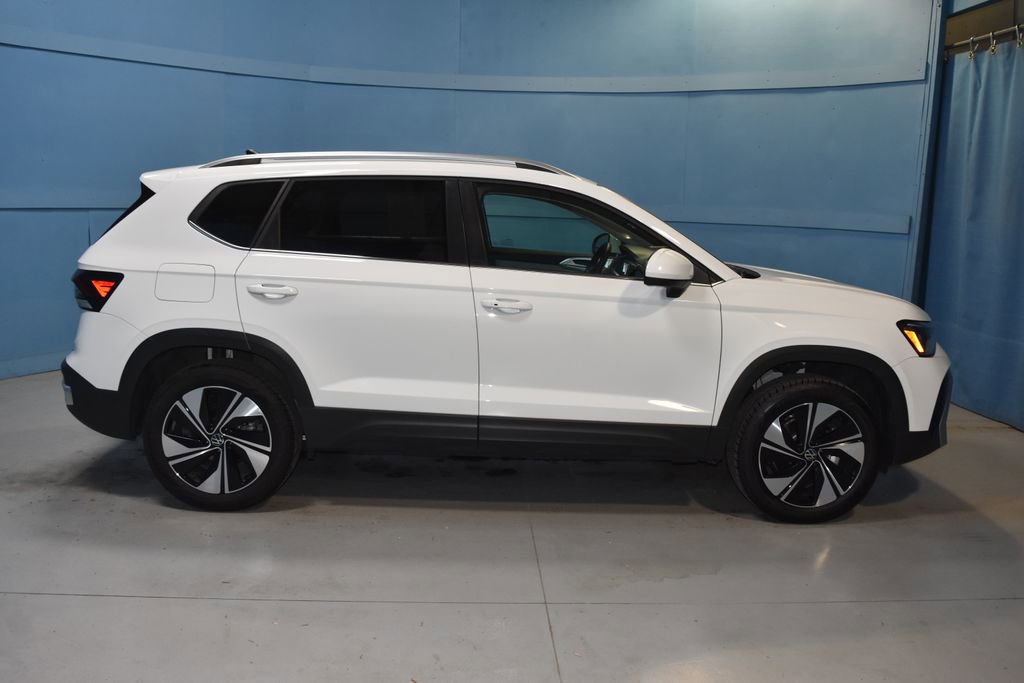 Certified 2025 Volkswagen Taos SE w/ Panoramic Sunroof Package image 19