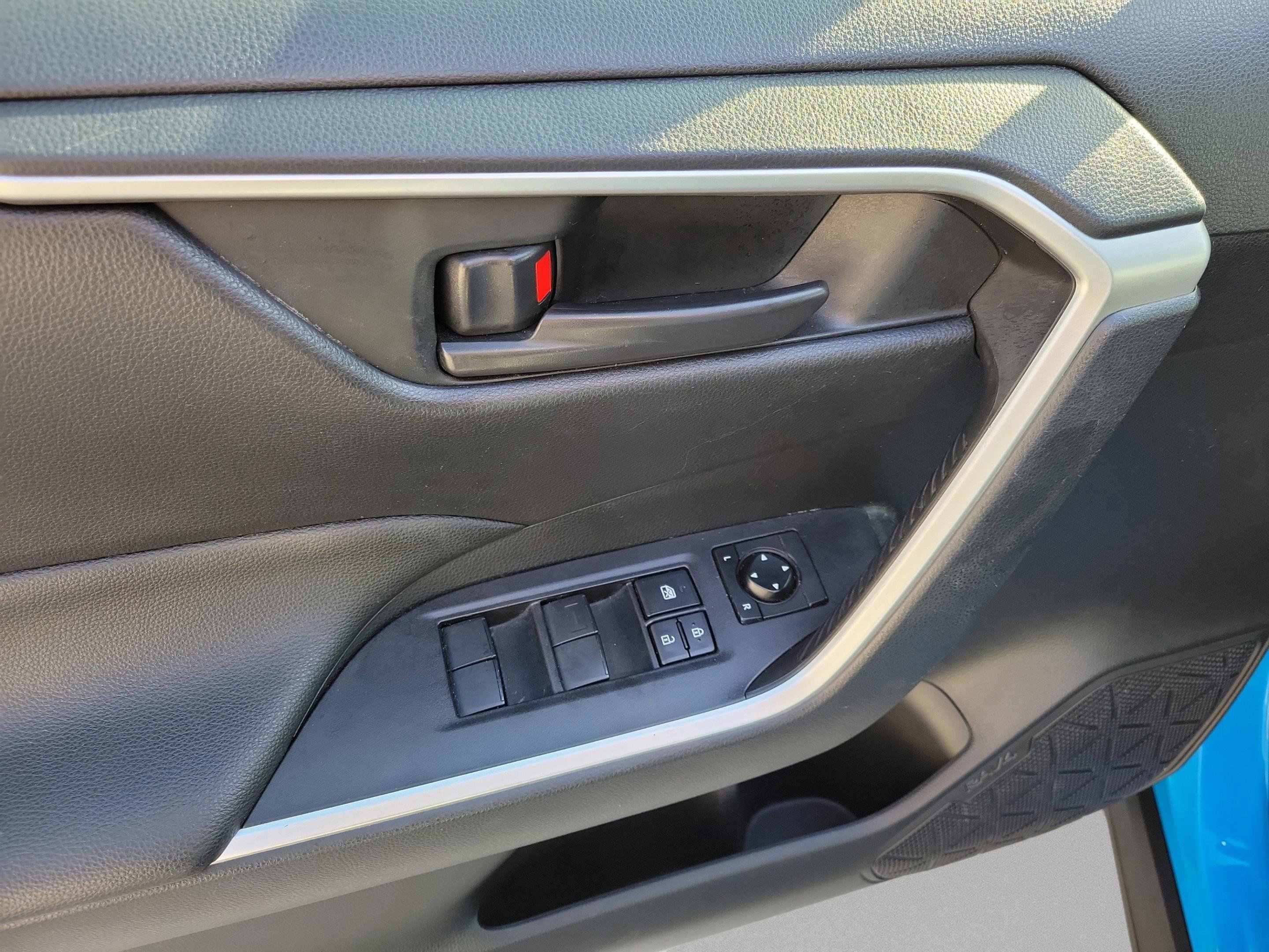 Used 2019 Toyota RAV4 LE w/ All Weather Liner Package AWD/4WD image 28