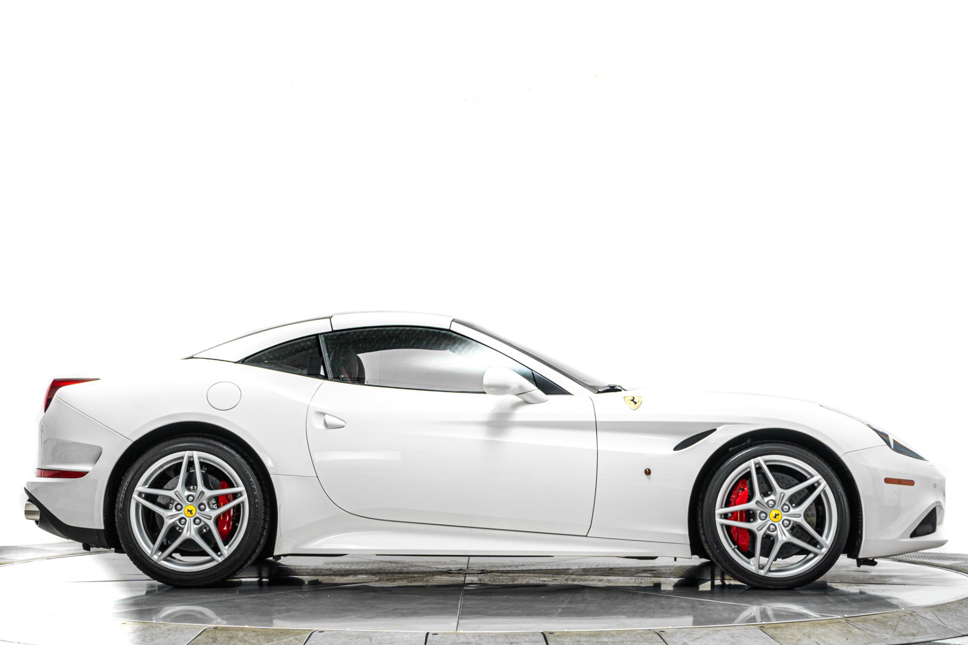 Used 2016 Ferrari California T RWD image 18