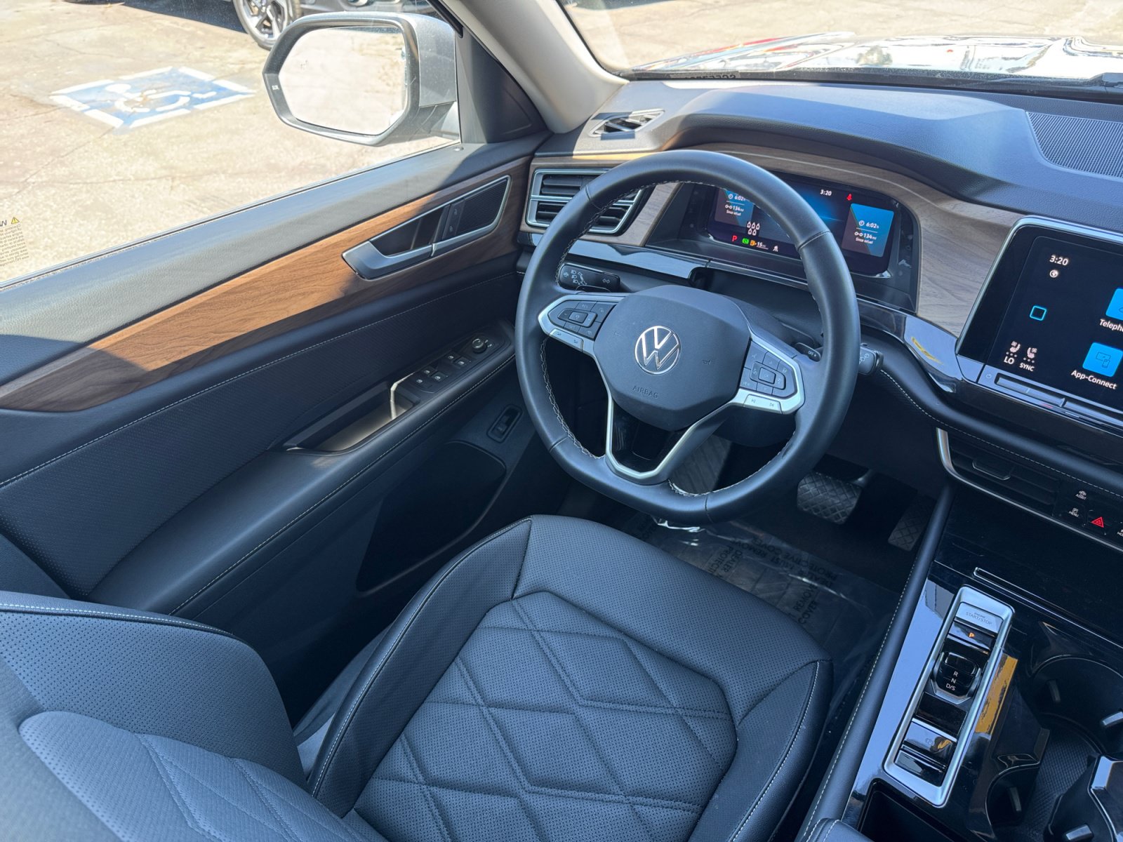 Used 2025 Volkswagen Atlas SE FWD image 16