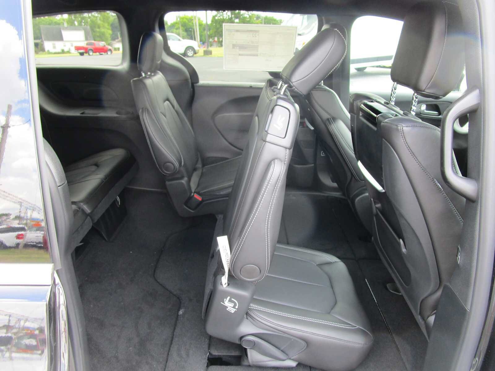 New 2026 Chrysler Pacifica Select FWD image 14