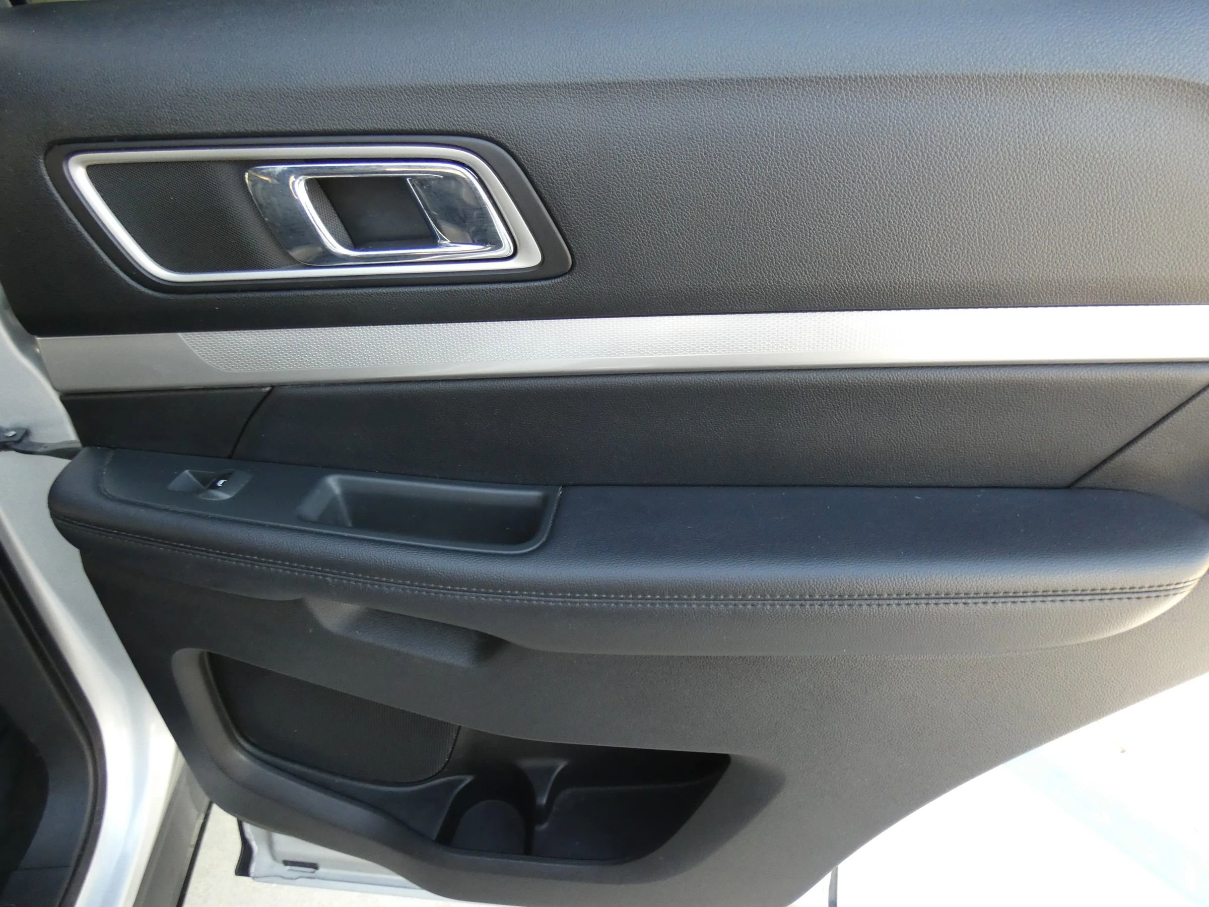 Used 2017 Ford Explorer XLT w/ Equipment Group 202A image 37