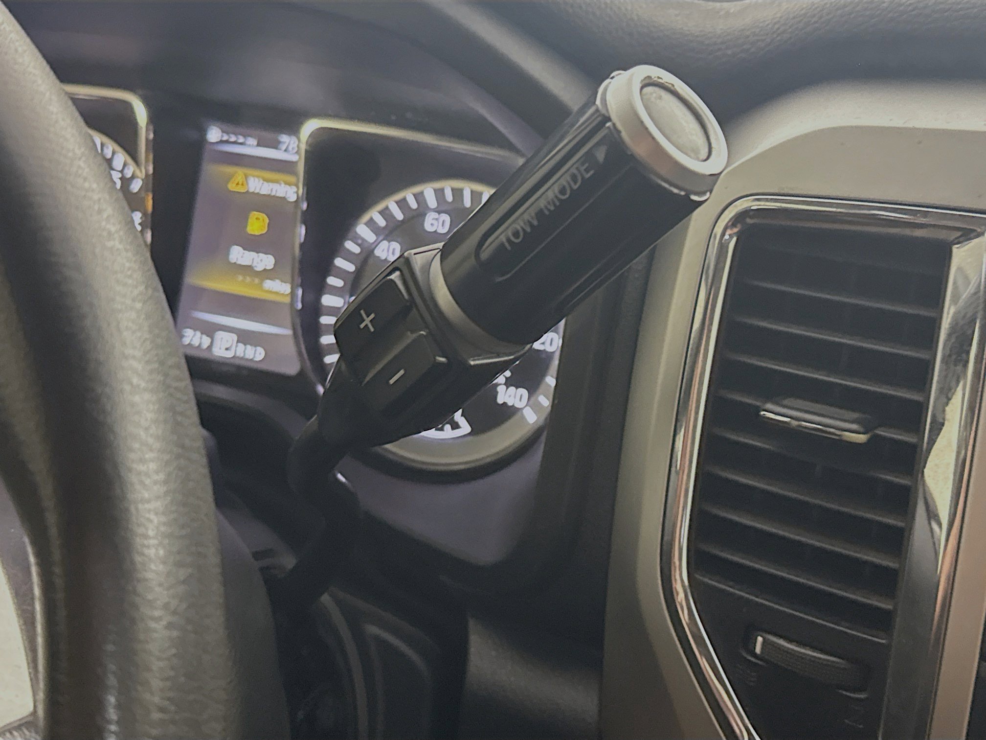 Used 2017 Nissan Titan SV image 19