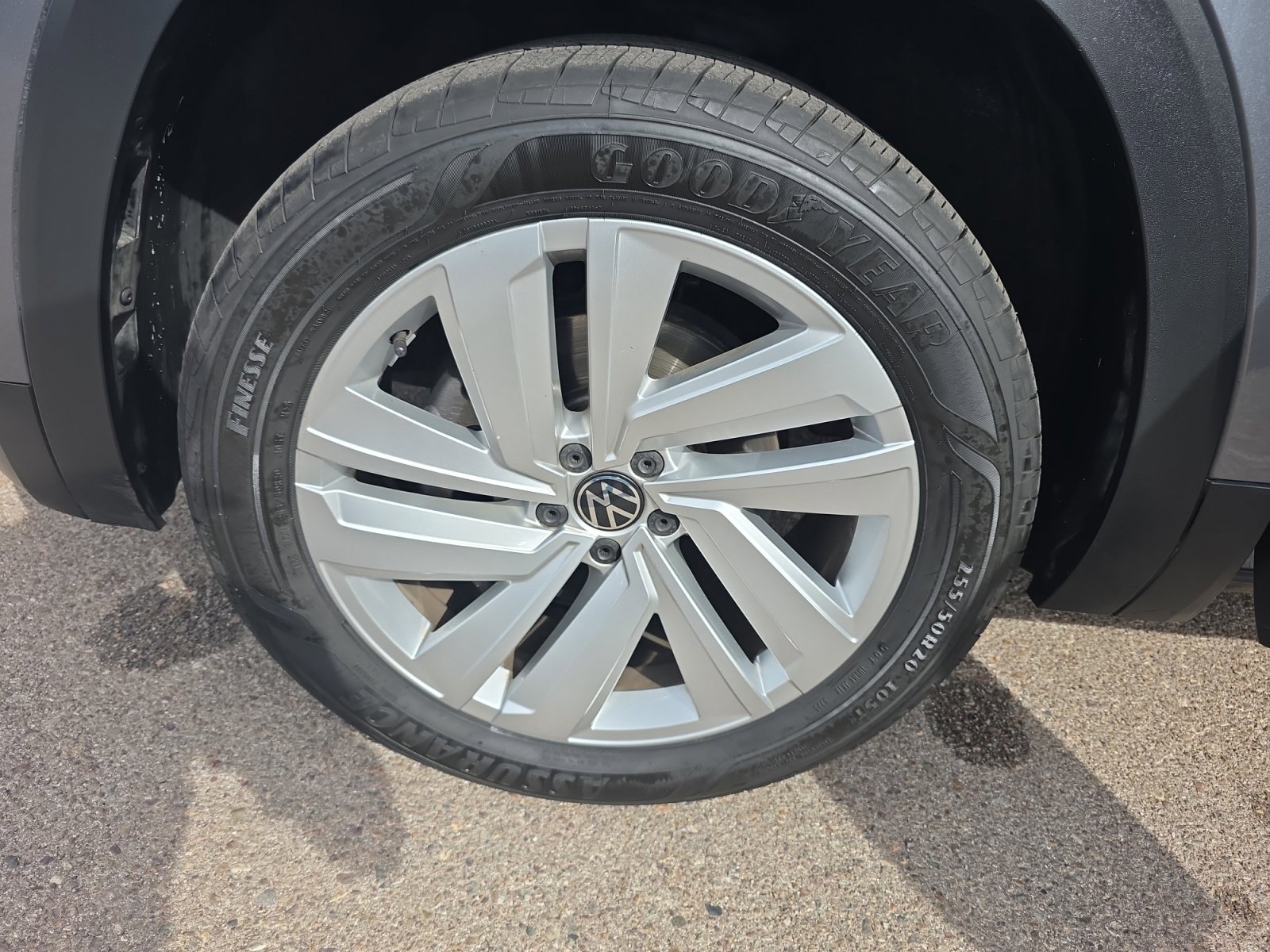 Used 2020 Volkswagen Atlas Cross Sport SE w/ Panoramic Sunroof Package image 26