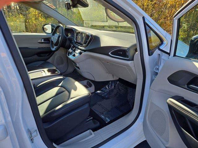 Used 2024 Chrysler Pacifica Touring-L FWD image 23