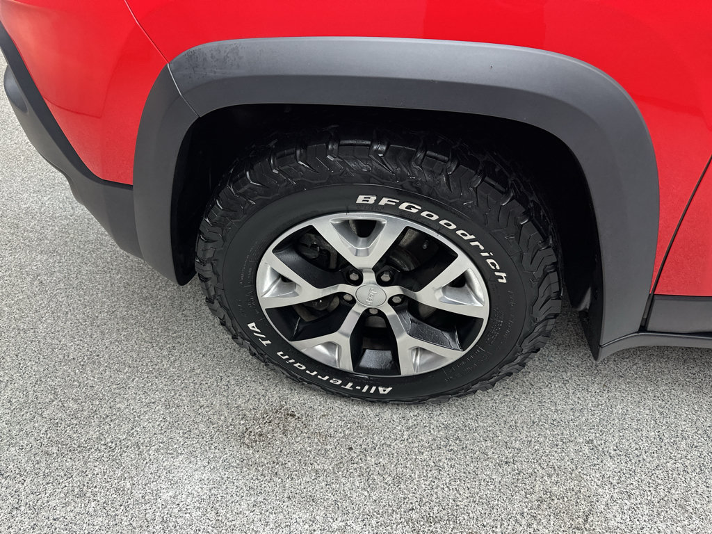 Used 2018 Jeep Cherokee Trailhawk w/ Cold Weather Group AWD/4WD image 7