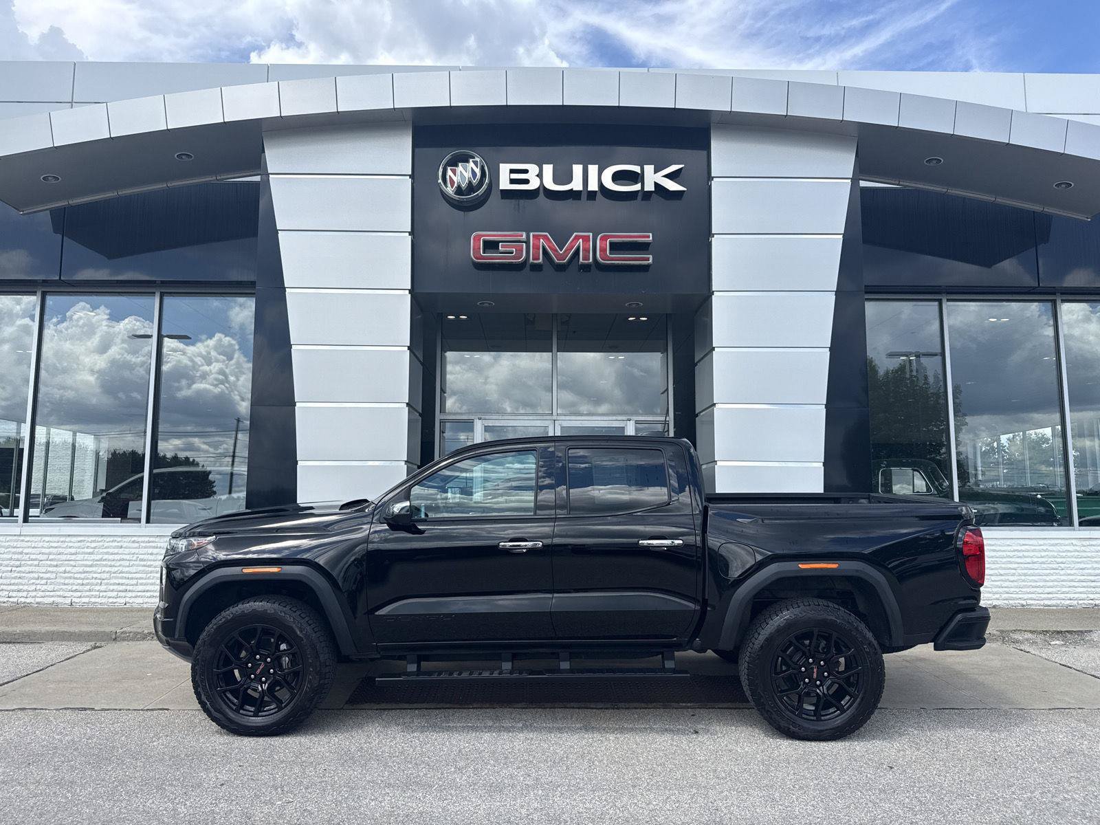 Used 2023 GMC Canyon Denali w/ Denali Black Edition AWD/4WD image 10