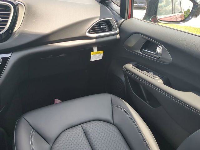 New 2025 Chrysler Voyager LX image 16