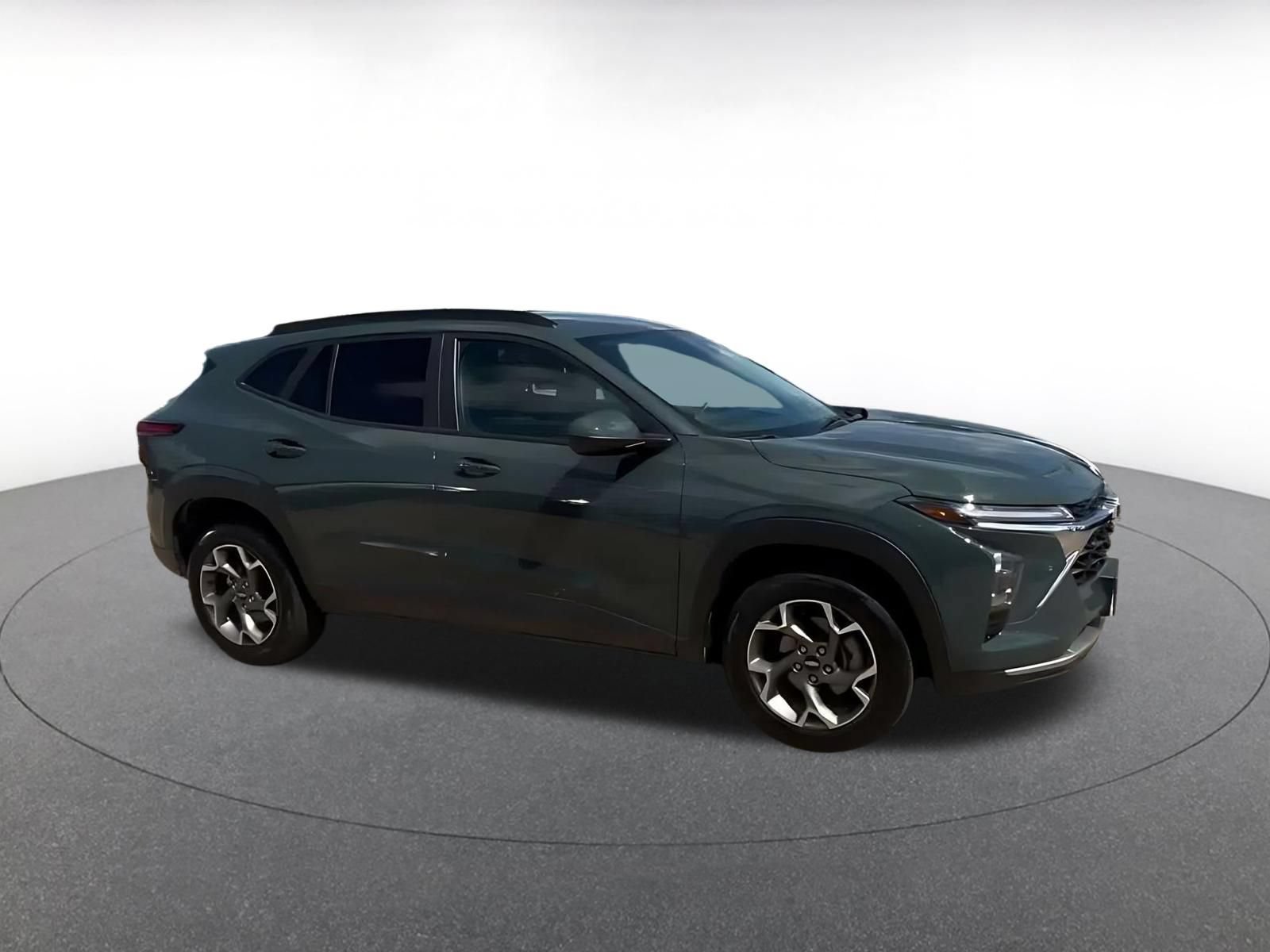 Used 2025 Chevrolet Trax LT w/ LT Convenience Package FWD image 2