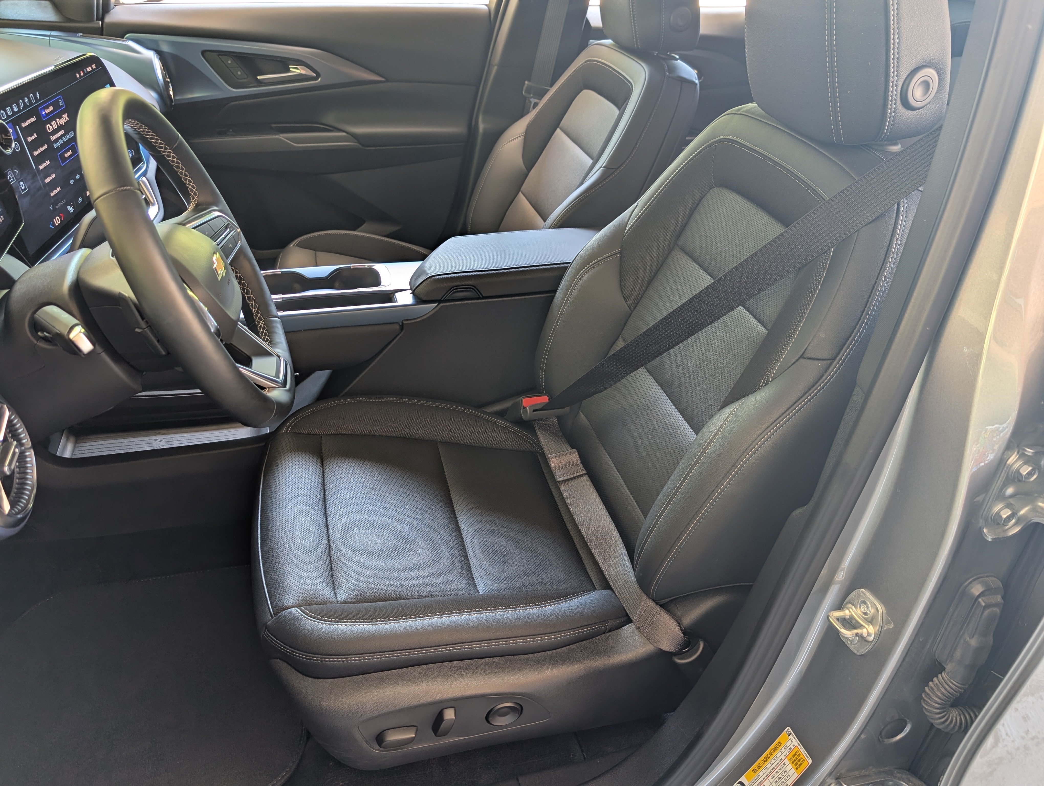 Used 2025 Chevrolet Equinox EV LT w/ Convenience Package FWD image 16
