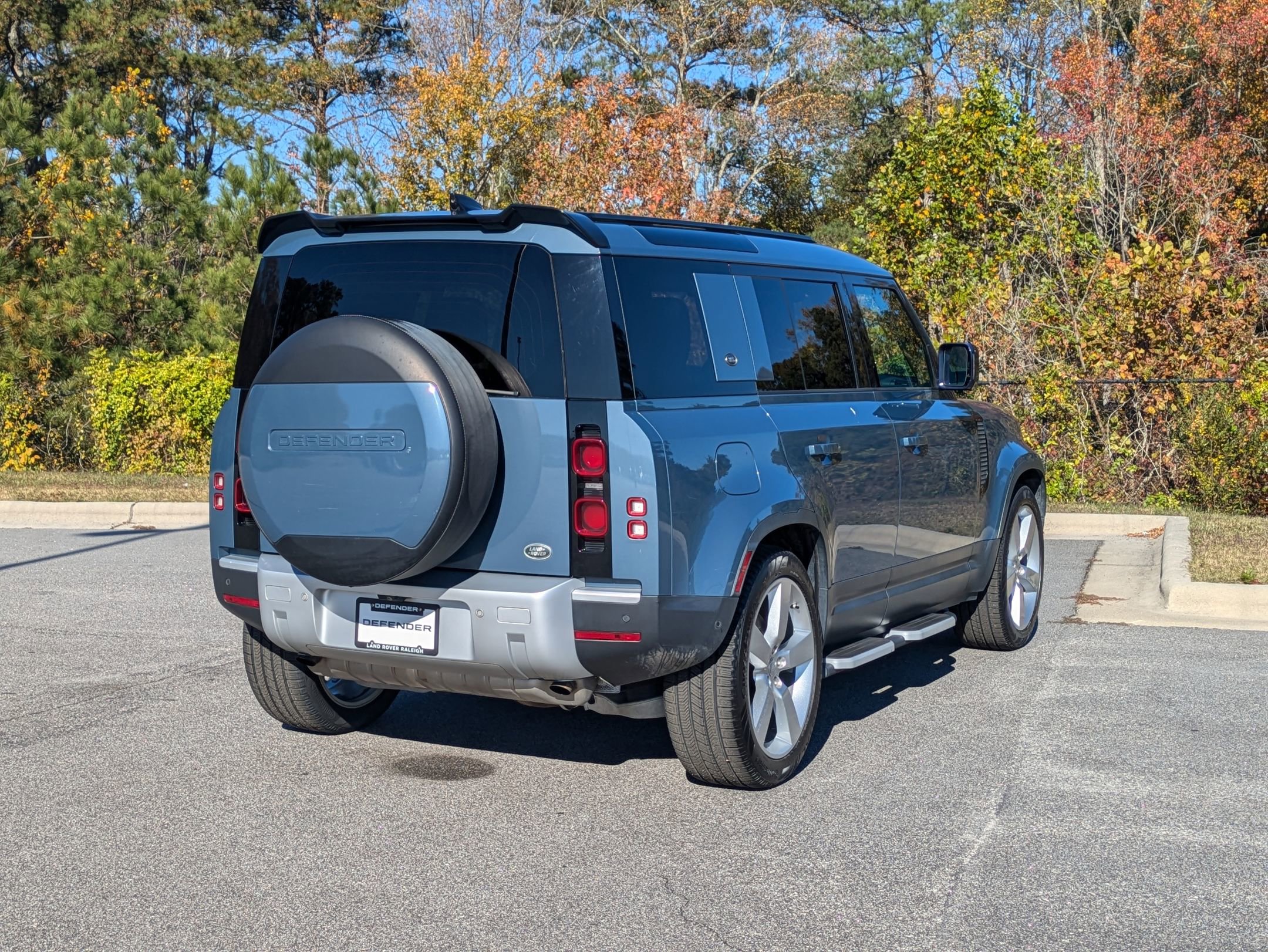 Used 2020 Land Rover Defender 110 SE image 5