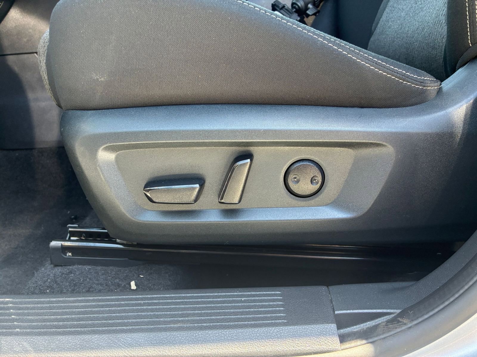 Used 2025 Nissan Rogue SV FWD image 22