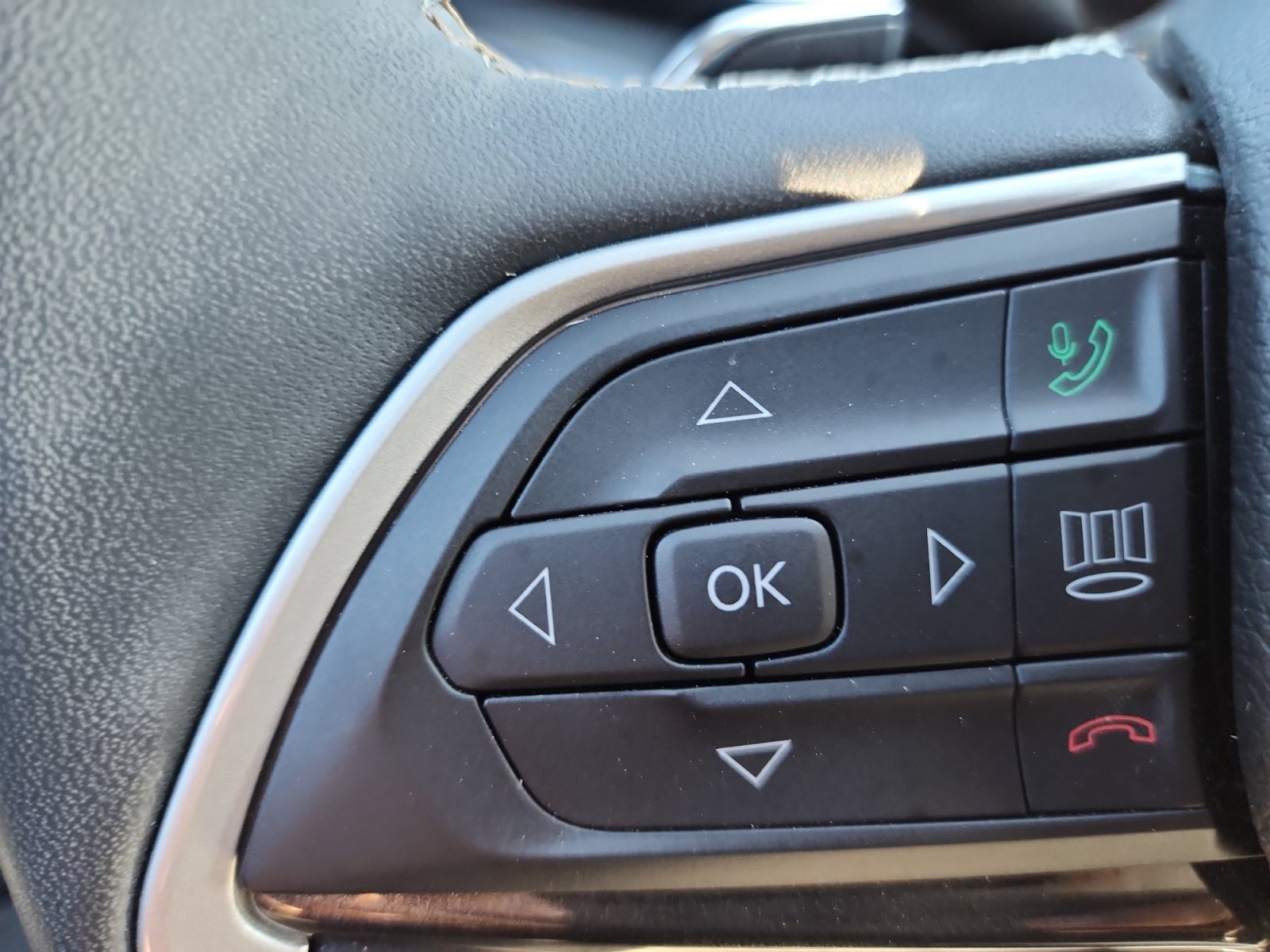 Used 2023 Jeep Grand Cherokee Laredo w/ Luxury Tech Group I RWD image 20