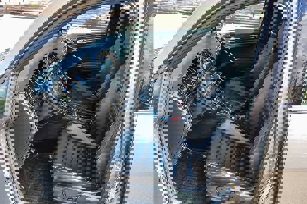 Used 2017 Volkswagen Golf R 4-Door image 15