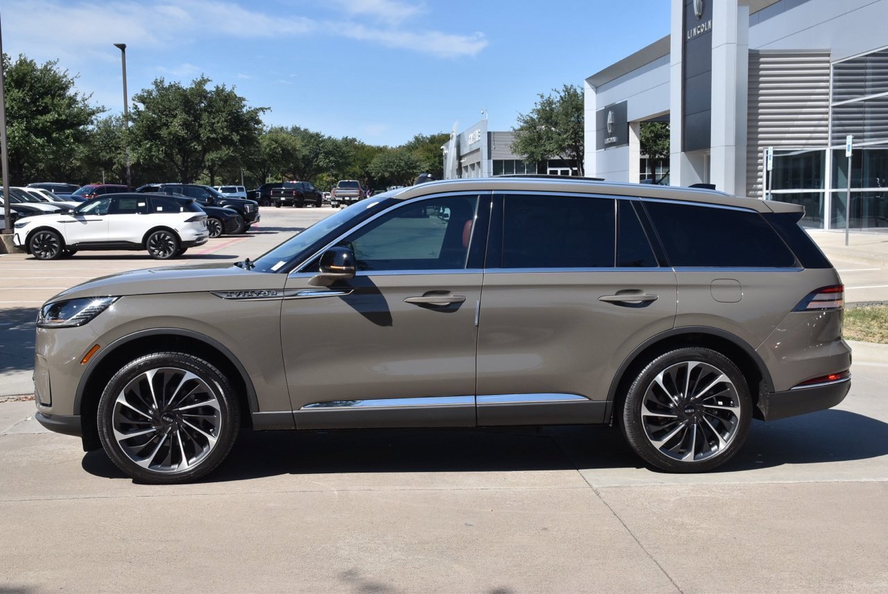 Certified 2025 Lincoln Aviator Reserve w/ Equipment Group 201A AWD/4WD image 12