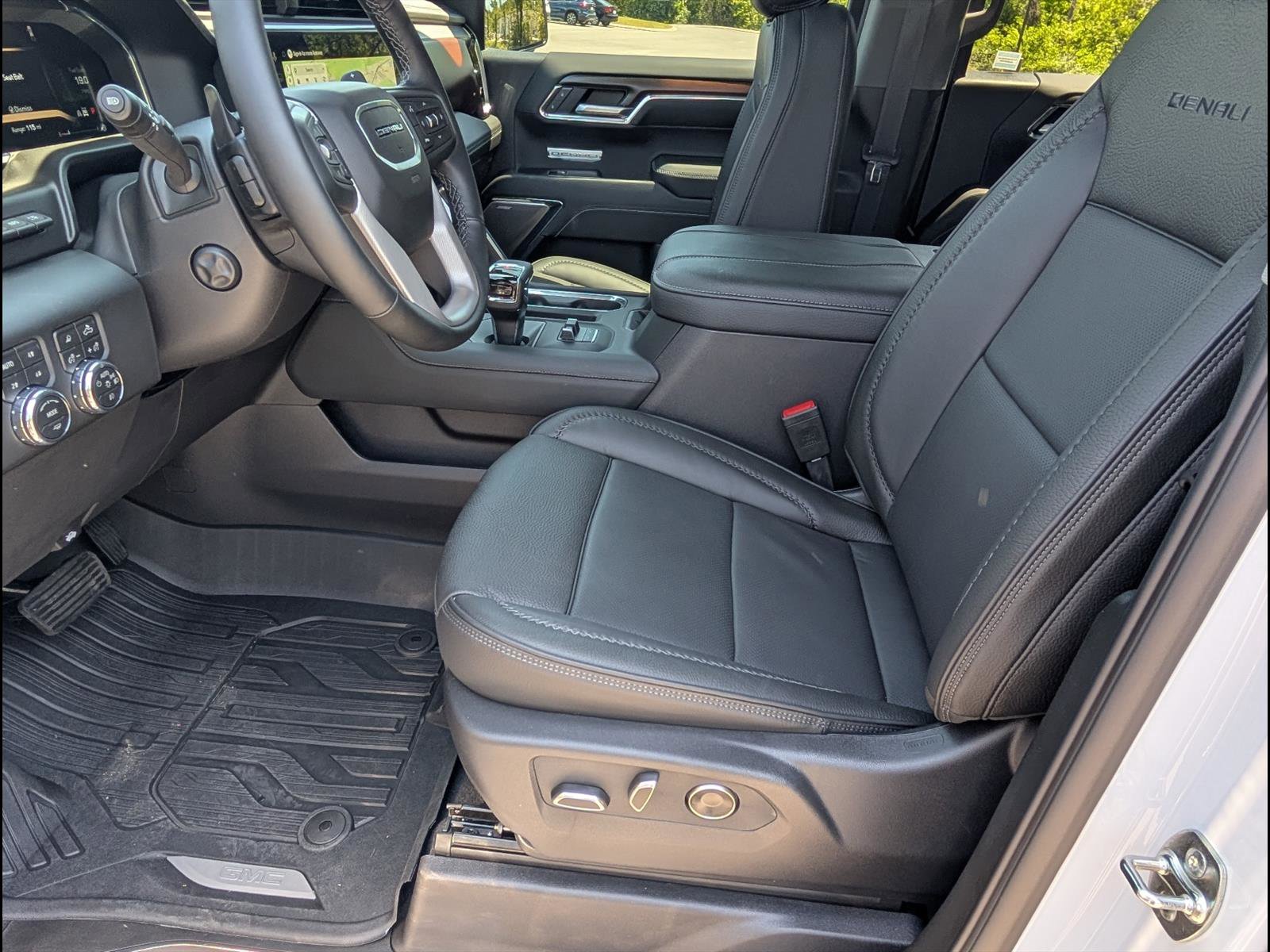 Used 2026 GMC Sierra 1500 Denali w/ Denali Reserve Package AWD/4WD image 15