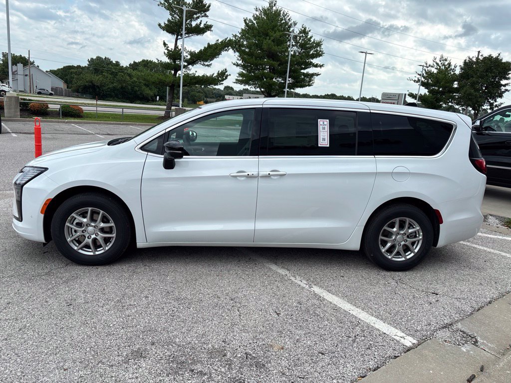 New 2027 Chrysler Pacifica Select FWD image 18