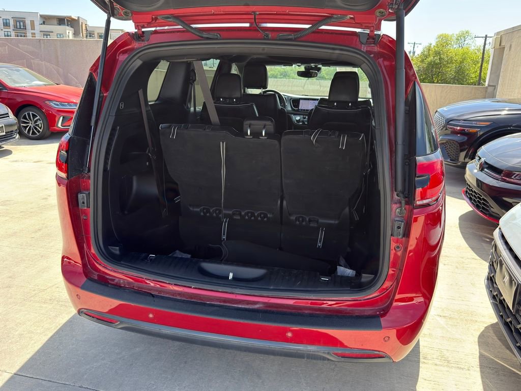 Used 2025 Chrysler Pacifica Limited image 10