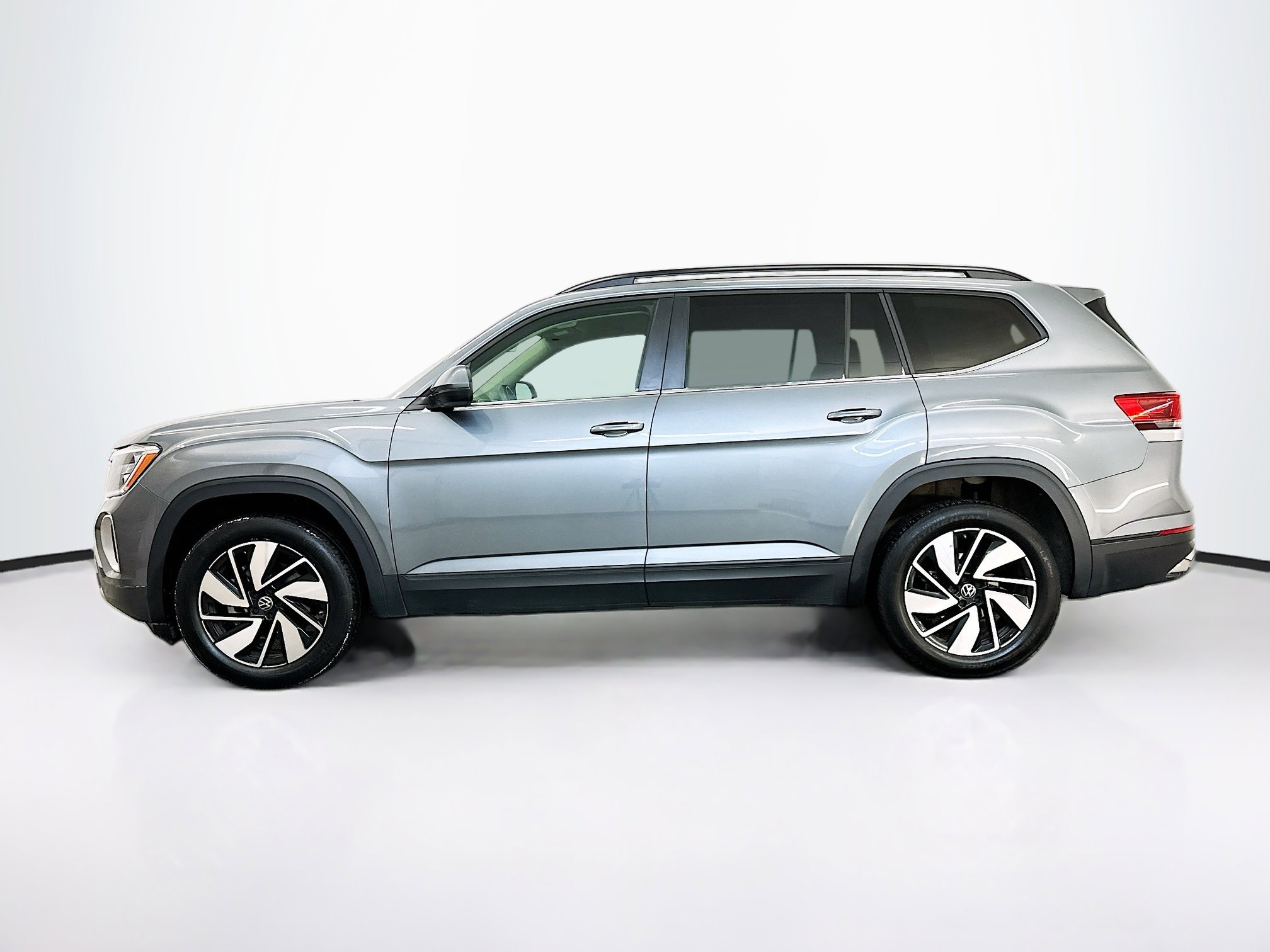 Used 2024 Volkswagen Atlas SE image 4