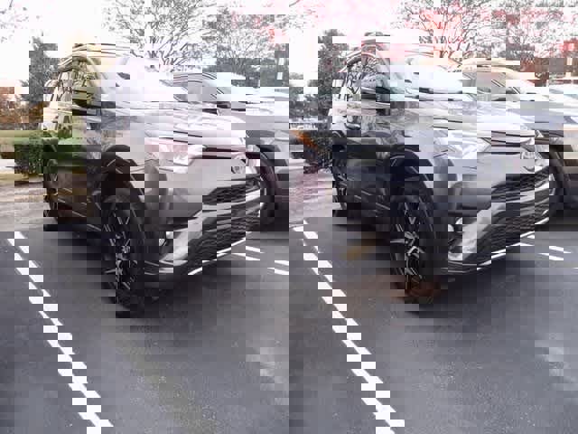 Used 2018 Toyota RAV4 SE image 3