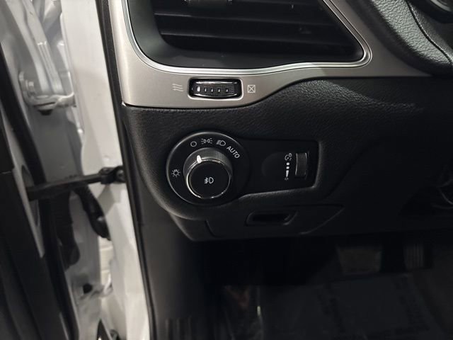 Used 2022 Jeep Cherokee Latitude w/ Sun & Sound Group image 16