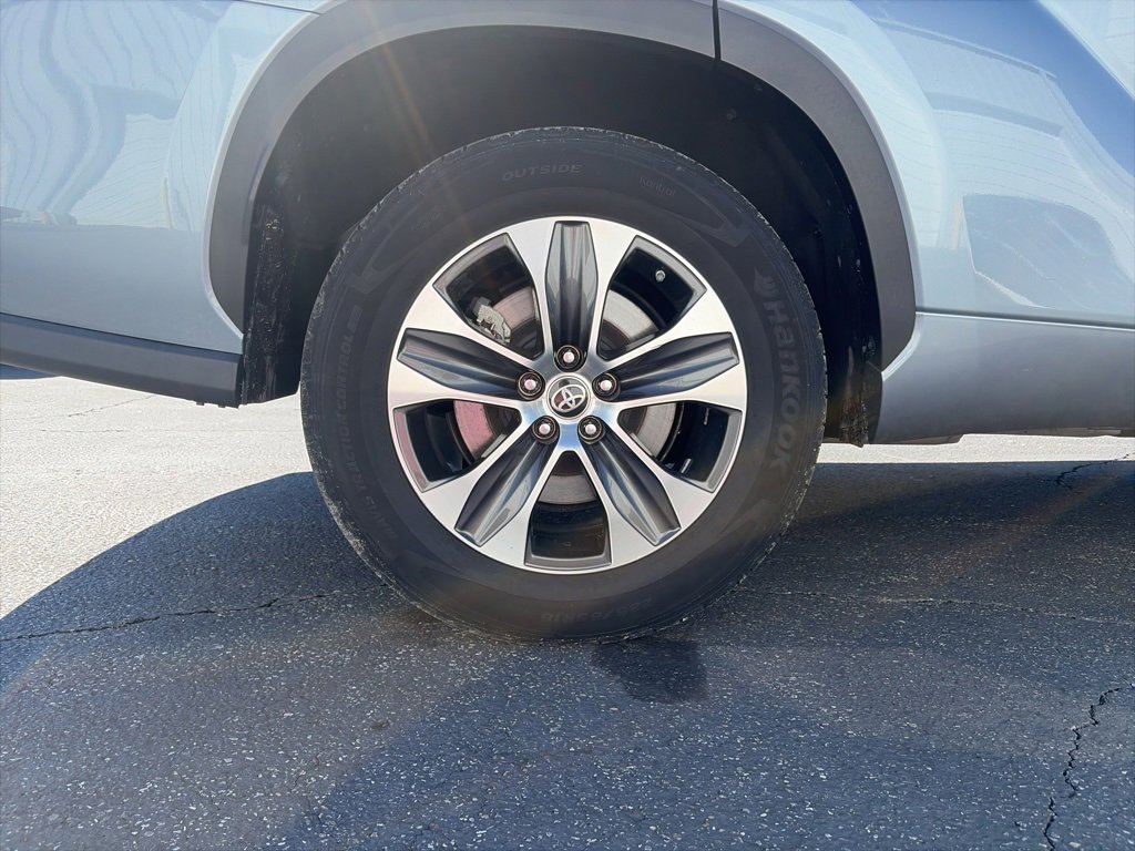 Used 2022 Toyota Highlander XLE image 9