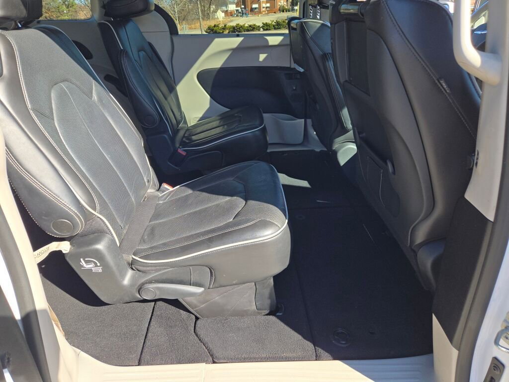 Used 2021 Chrysler Pacifica Limited w/ Uconnect Theater Family Group image 9