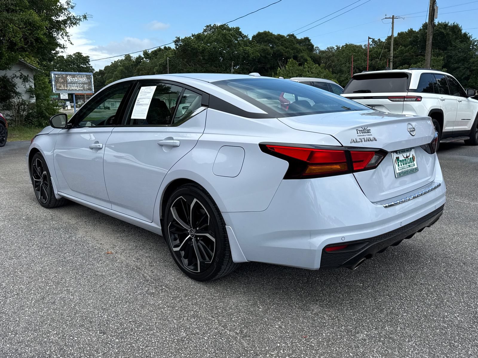 Used 2023 Nissan Altima 2.5 SR w/ SR Premium Package FWD image 3