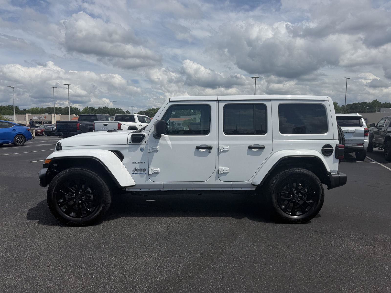 Used 2024 Jeep Wrangler Unlimited Sahara AWD/4WD image 4