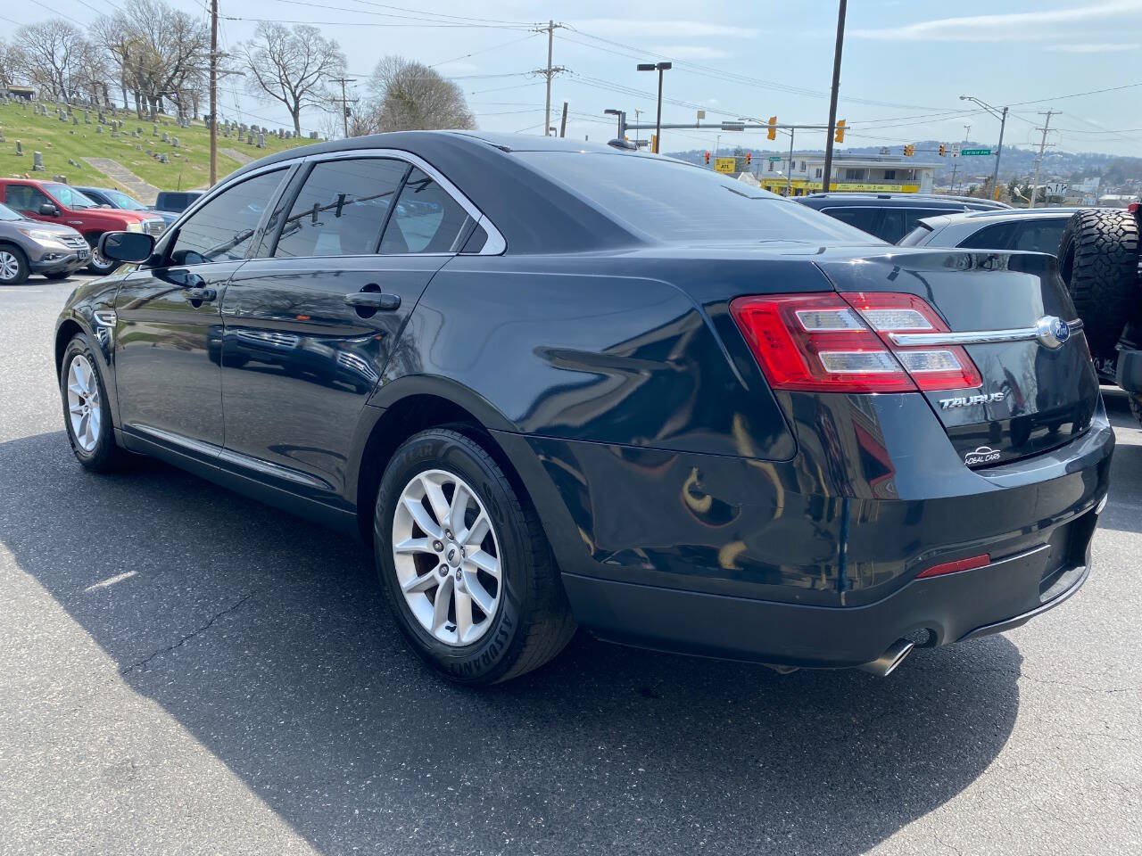 Used 2015 Ford Taurus SE FWD image 5