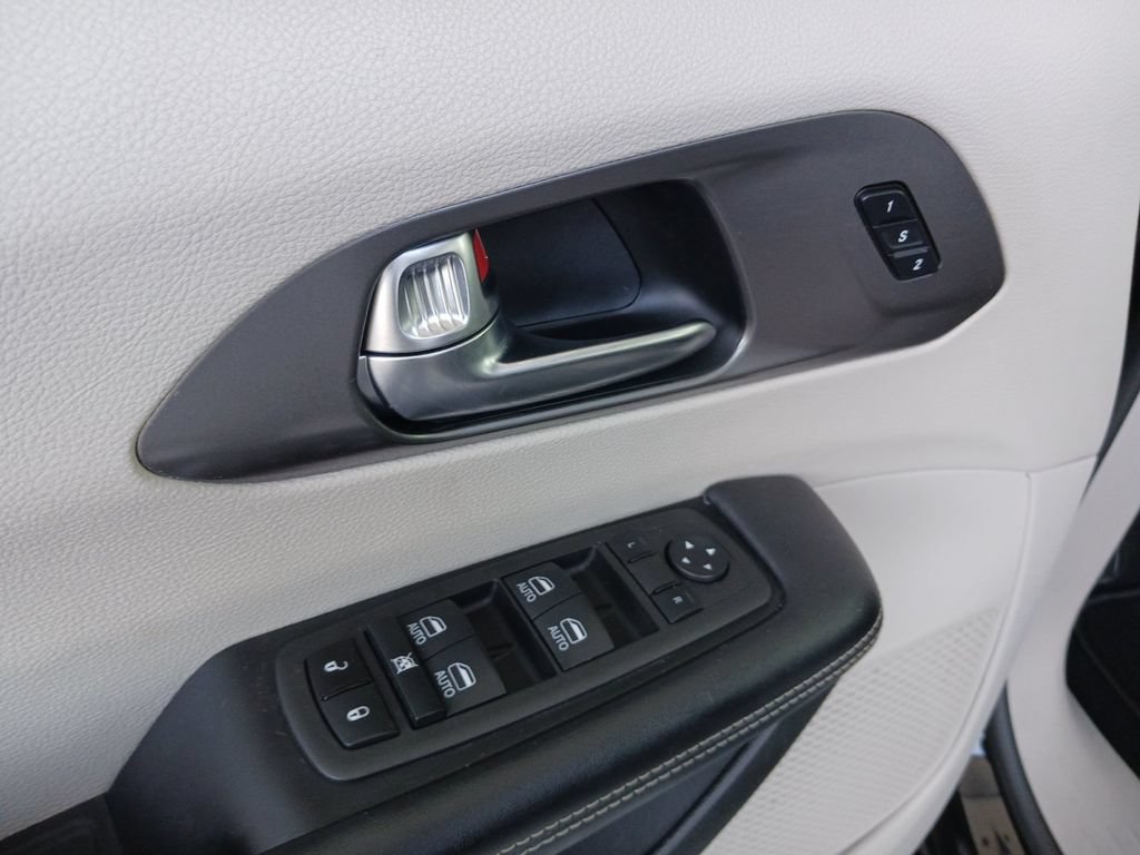 Used 2022 Chrysler Pacifica Touring-L w/ Uconnect Theater Family Group FWD image 31